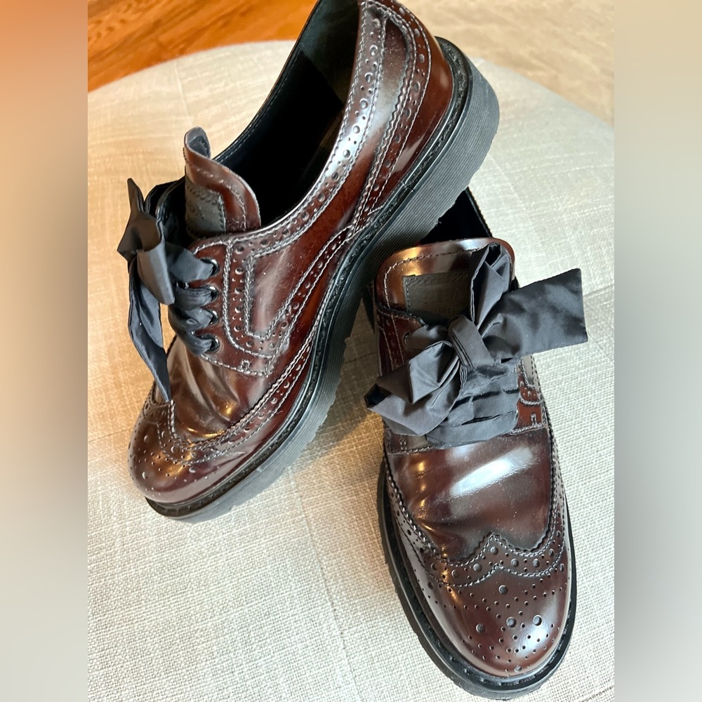 Authentic Prada women’s brogues w/ ribbon laces … Gorgeous!!